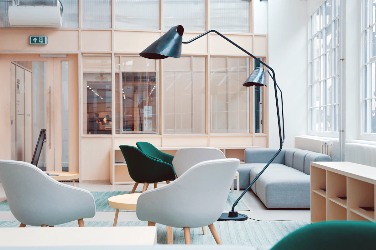 Équipe de nettoyage de bureaux à Paris