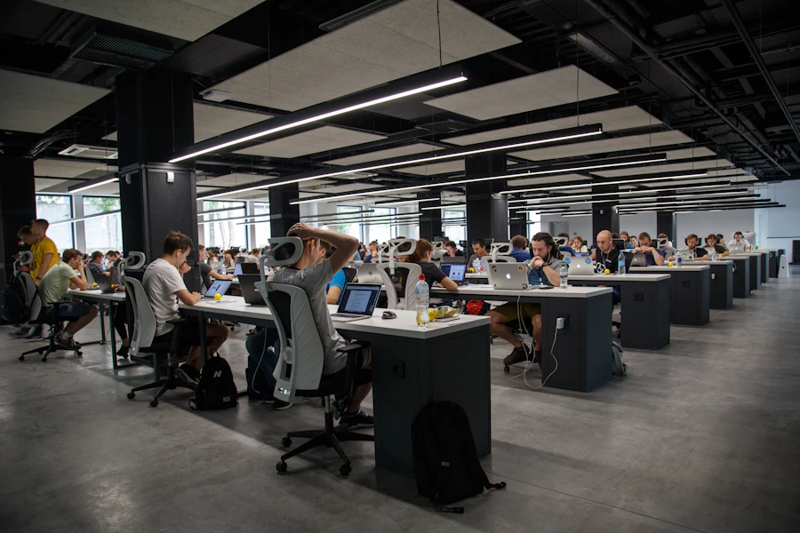 Nettoyage d'open space dans des bureaux à Paris